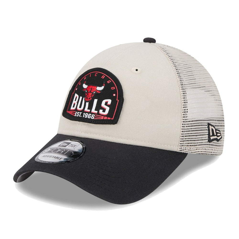 New Era - Chicago Bulls Throwback Patch Trucker 9FORTY Adjustable Hat - Khaki/Black