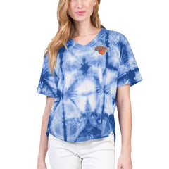 NBA - New York Knicks G-III 4Her by Carl Banks Women's Tournament Raglan Oversized Tie-Dye V-Neck T-Shirt - Blue