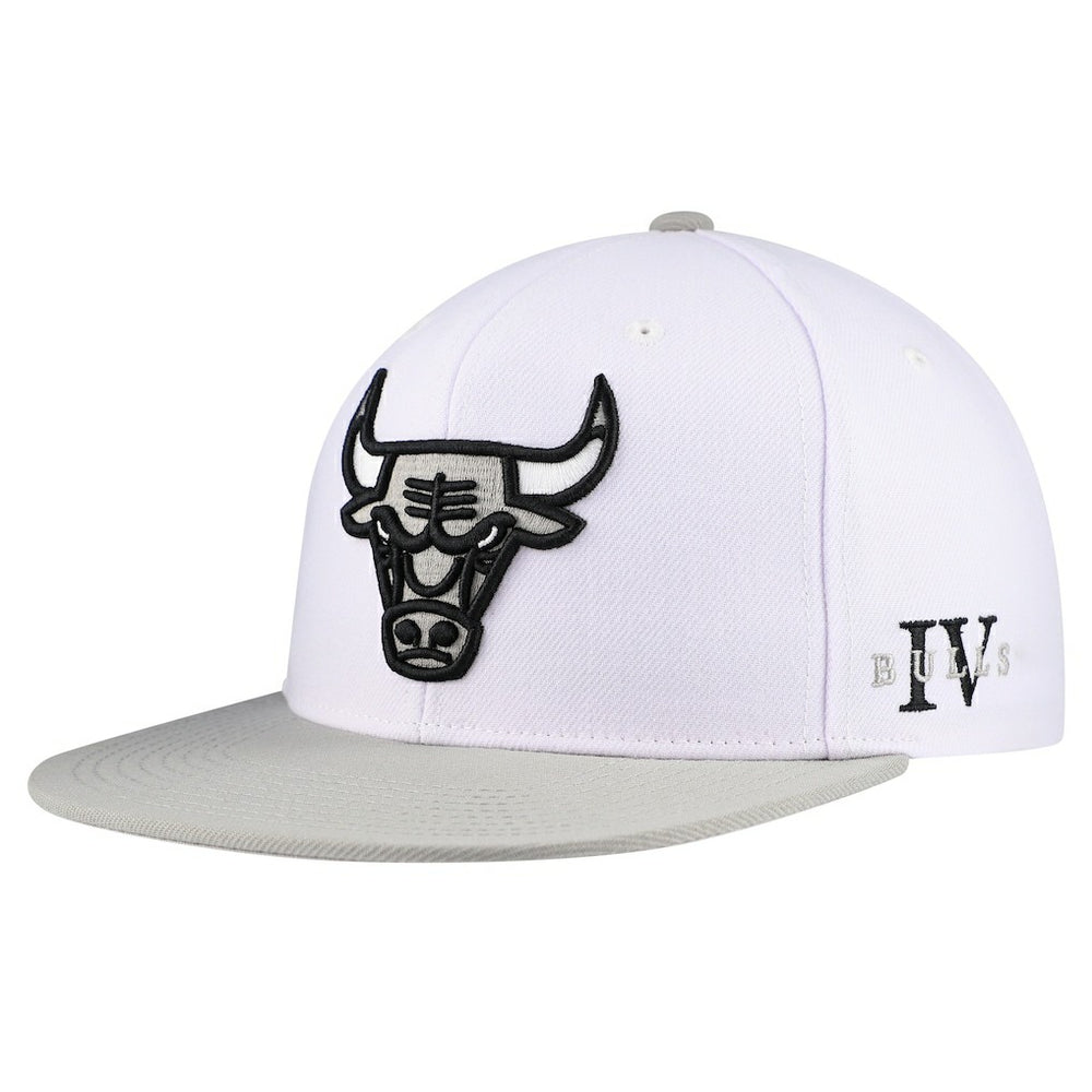 Mitchell & Ness - Chicago Bulls Core Snapback Hat - White