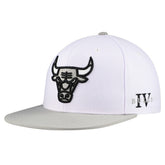 Mitchell & Ness - Chicago Bulls Core Snapback Hat - White