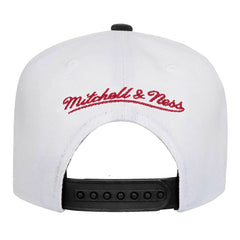 Mitchell & Ness - Chicago Bulls Youth Wave Runner Snapback Hat - White