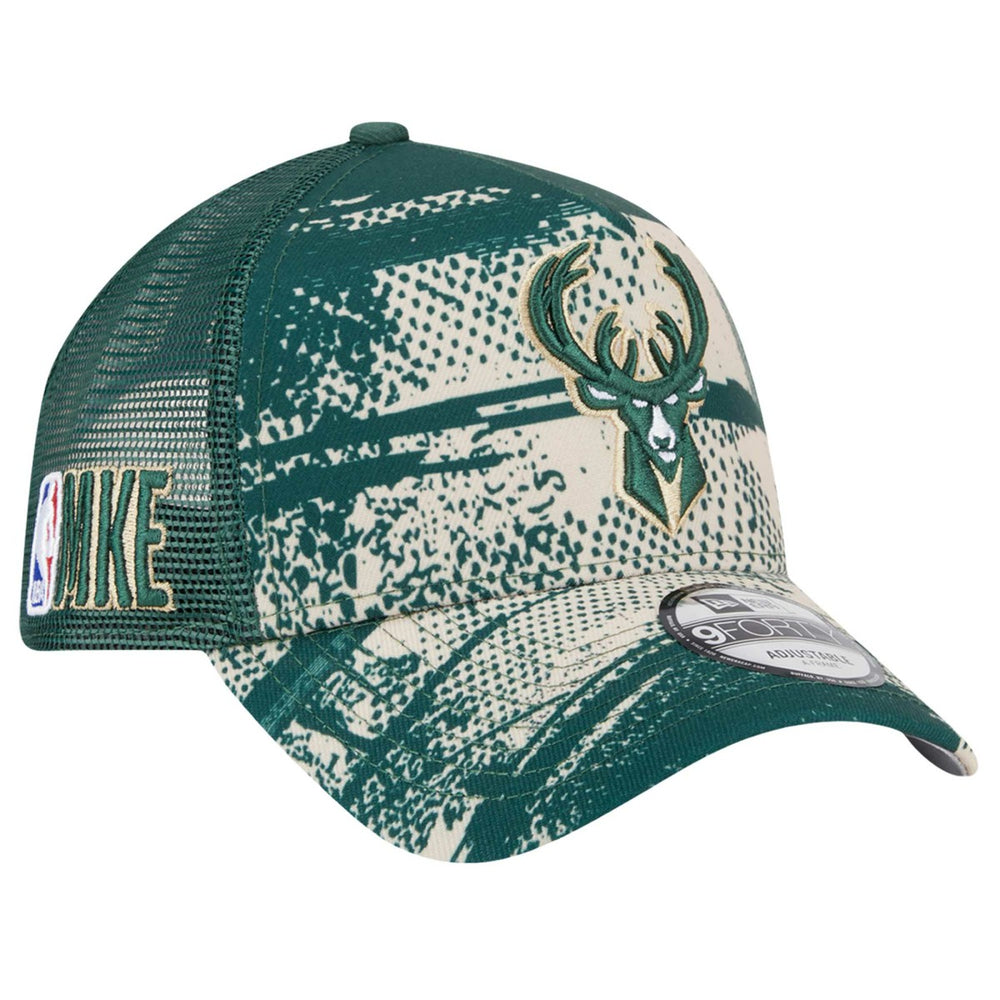 New Era - Milwaukee Bucks Tip Off A-Frame Trucker 9FORTY Adjustable Hat - Hunter Green/Cream