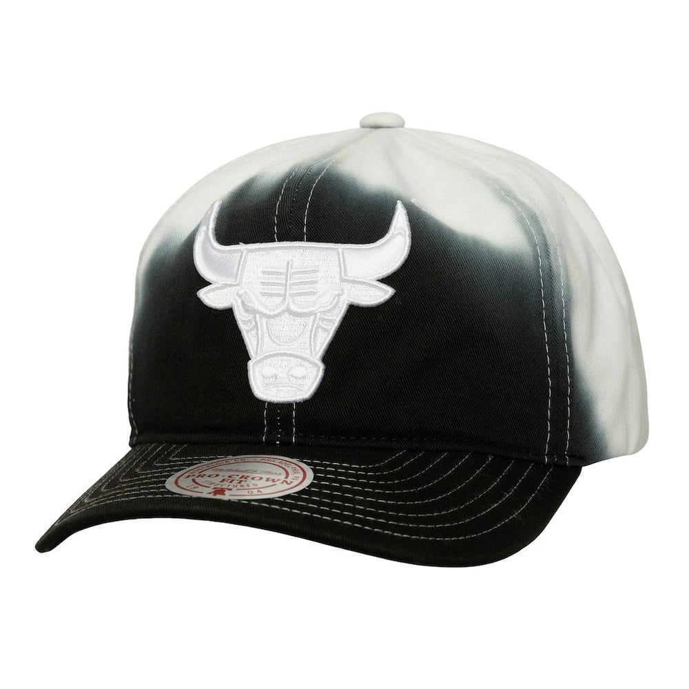 Mitchell & Ness - Chicago Bulls Dip Dye Pro Crown Adjustable Hat - Black/White