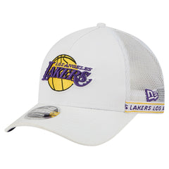 New Era - Los Angeles Lakers Featherweight Team Tape 9FORTY M-Crown A-Frame Adjustable Hat - White
