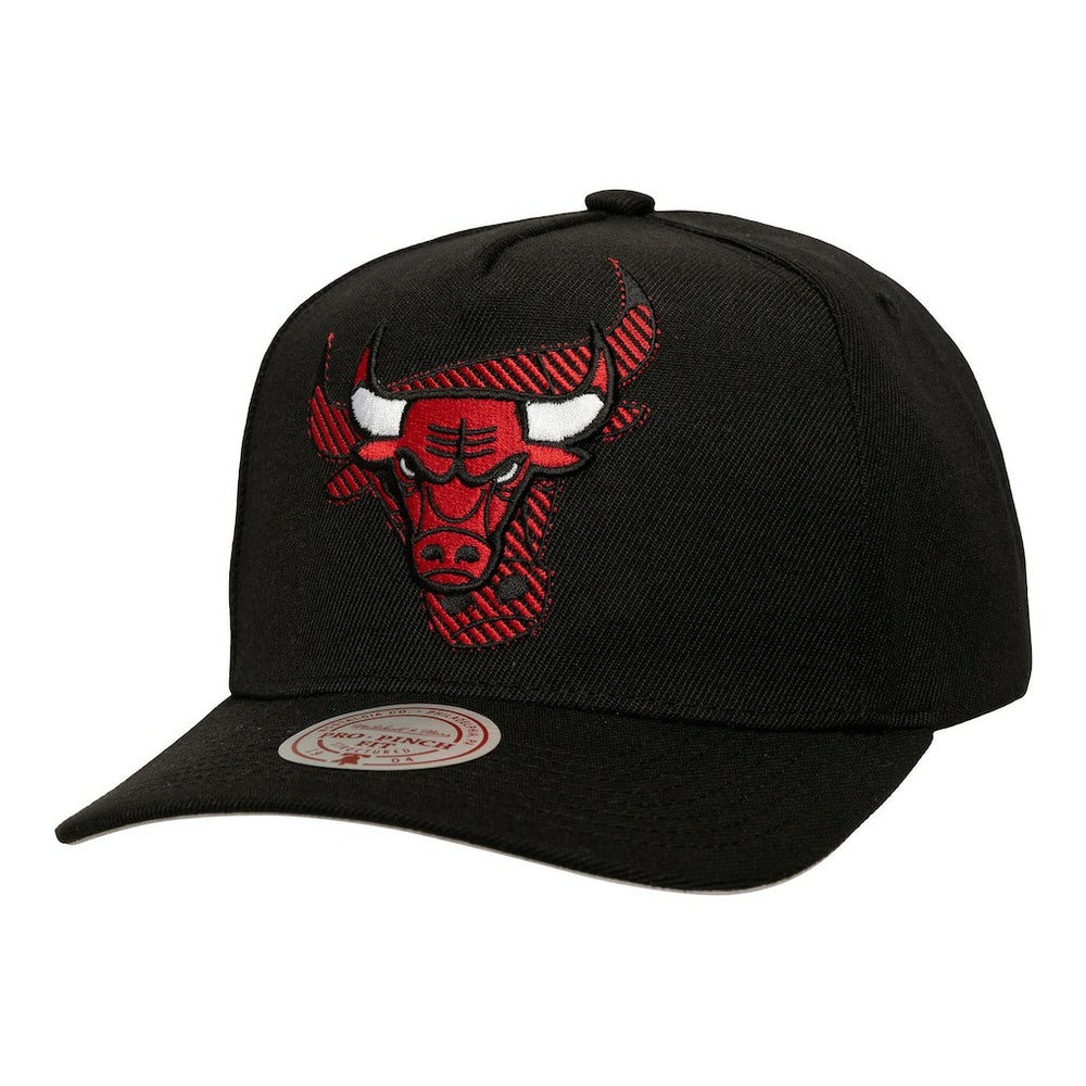 Mitchell & Ness - Chicago Bulls Tilted Pro Pinch Adjustable Hat - Black