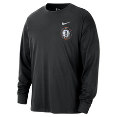 Nike - Brooklyn Nets 2025/26 City Edition Remix Essential Logo Long Sleeve T-Shirt - Black