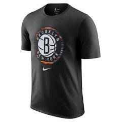 Nike - Brooklyn Nets 2025/26 City Edition Remix Essential Logo T-Shirt - Black