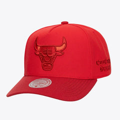 Mitchell & Ness - Chicago Bulls Legendary Home Pro Pinch Snapback Hat - Red
