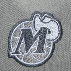 Mitchell & Ness - Dallas Mavericks Thunderstorm Head Coach Pro Crown Snapback Hat - Gray