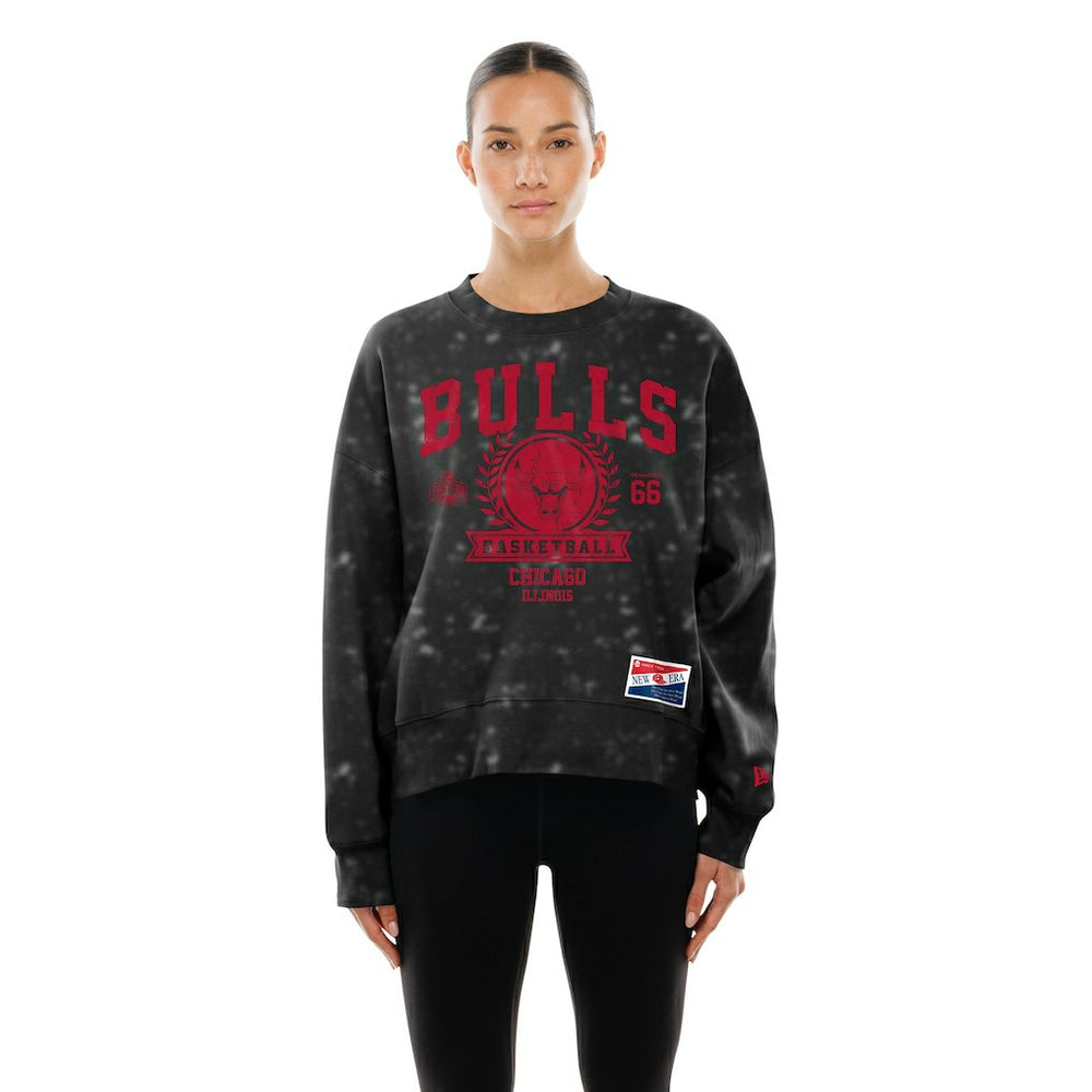 New Era - Chicago Bulls Women's Throwback Collection Mineral Wash Crewneck Sweatshirt - Black