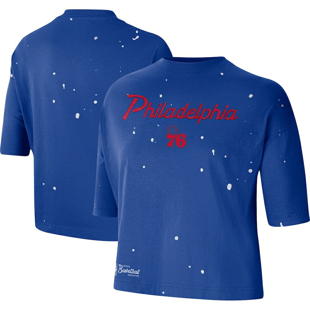 Nike - Philadelphia 76ers Women's Courtside Splatter Cropped T-Shirt - Royal
