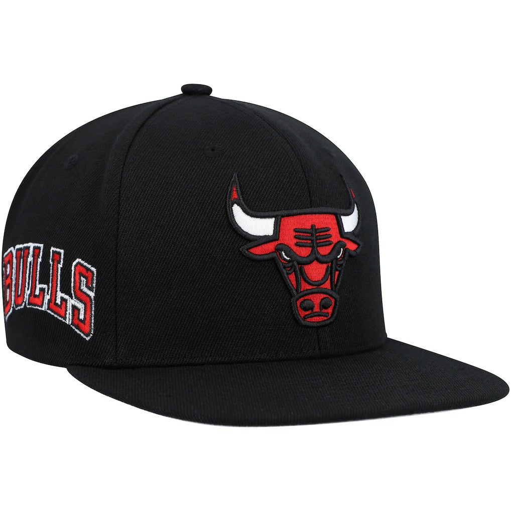 Mitchell & Ness - Chicago Bulls Side Core 2.0 Snapback Hat - Black