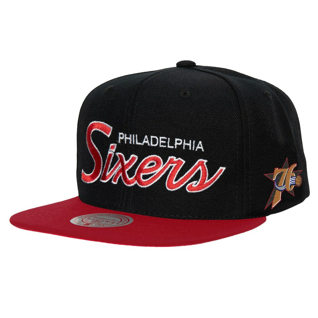 Mitchell & Ness - Philadelphia 76ers Hardwood Classics MVP Team Script 2.0 Snapback Hat - Black