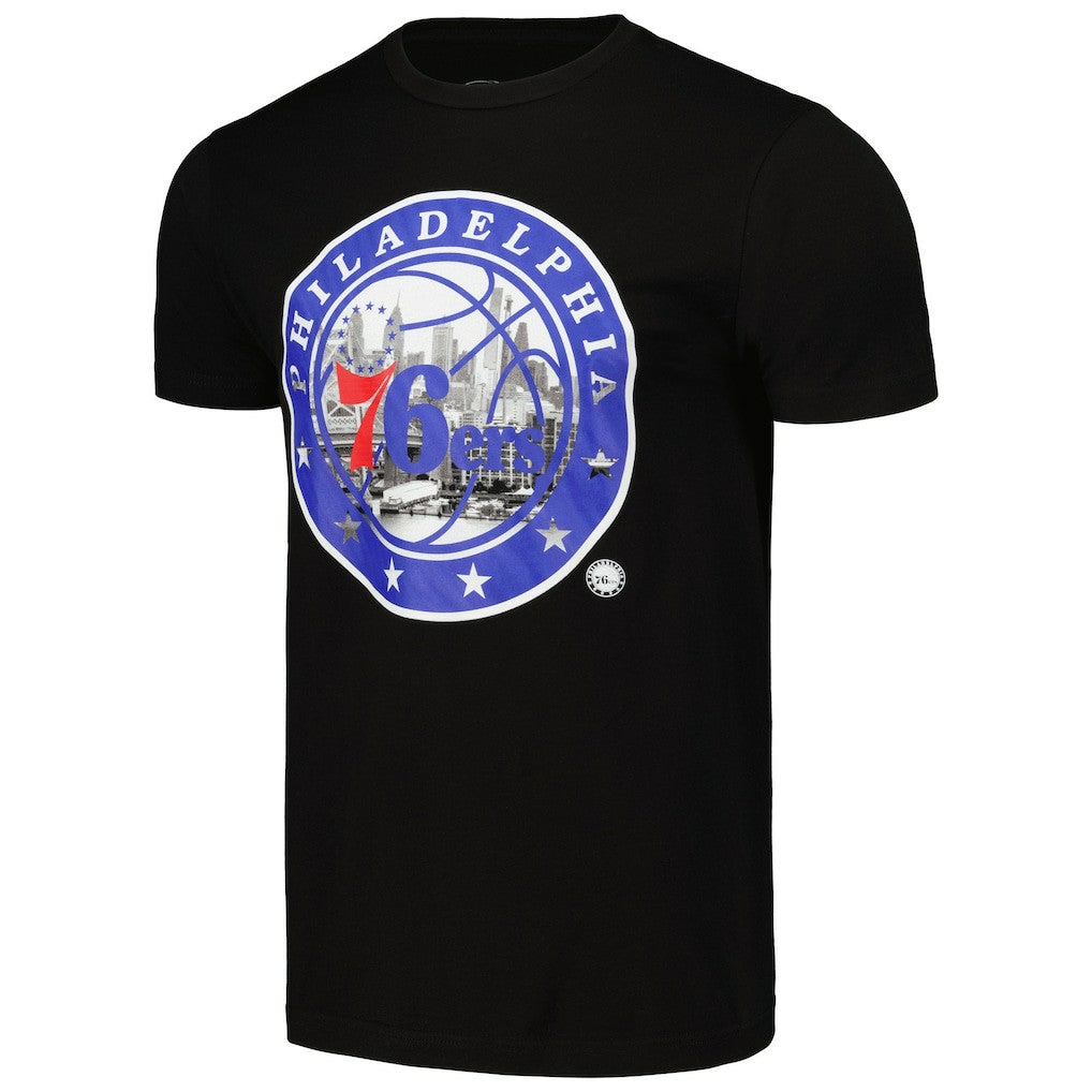 NBA - Philadelphia 76ers Stadium Essentials Unisex City View T-Shirt - Black
