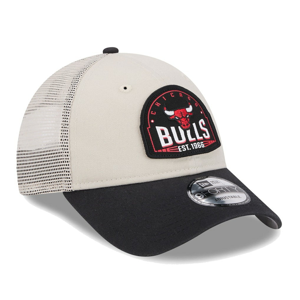 New Era - Chicago Bulls Throwback Patch Trucker 9FORTY Adjustable Hat - Khaki/Black