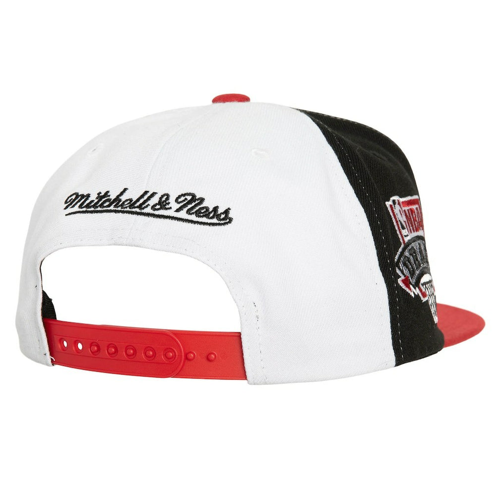 Mitchell & Ness - Chicago Bulls Core Snapback Hat - White/Red
