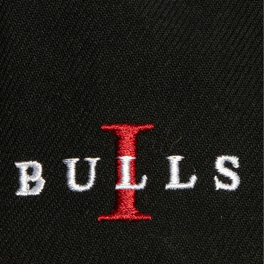 Mitchell & Ness - Chicago Bulls Core Snapback Hat - White/Red