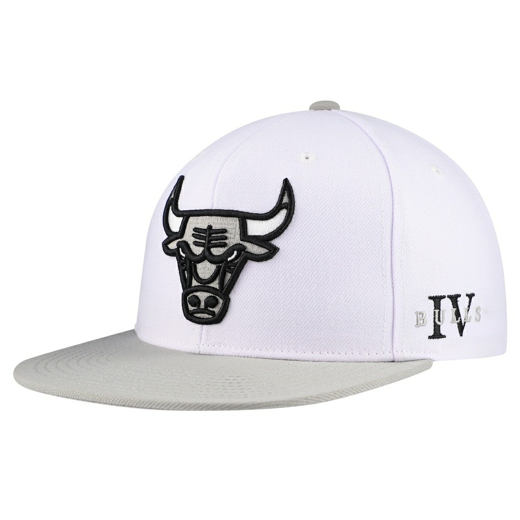Mitchell & Ness - Chicago Bulls Core Snapback Hat - White