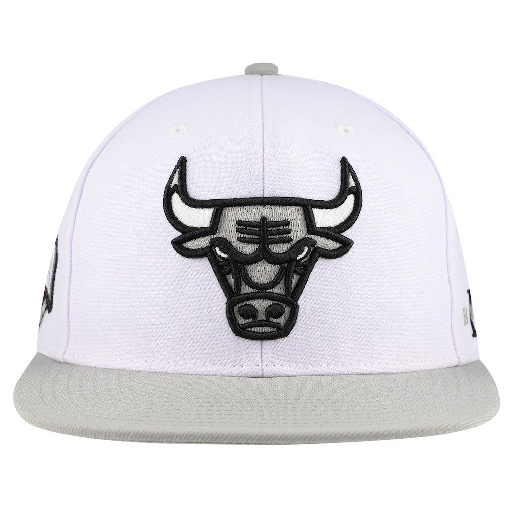 Mitchell & Ness - Chicago Bulls Core Snapback Hat - White