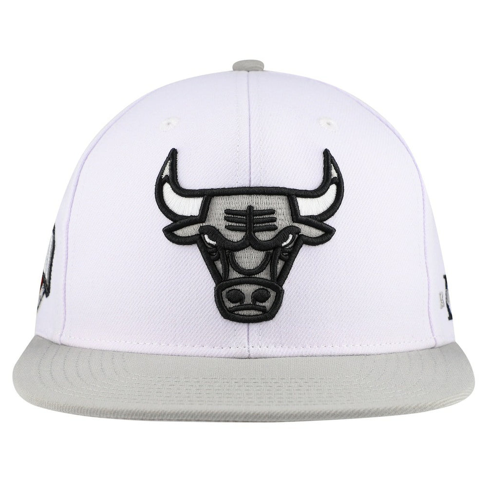 Mitchell & Ness - Chicago Bulls Core Snapback Hat - White