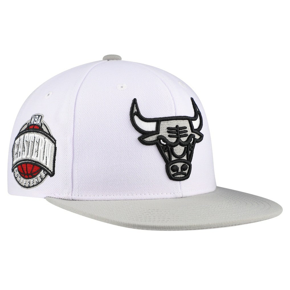 Mitchell & Ness - Chicago Bulls Core Snapback Hat - White