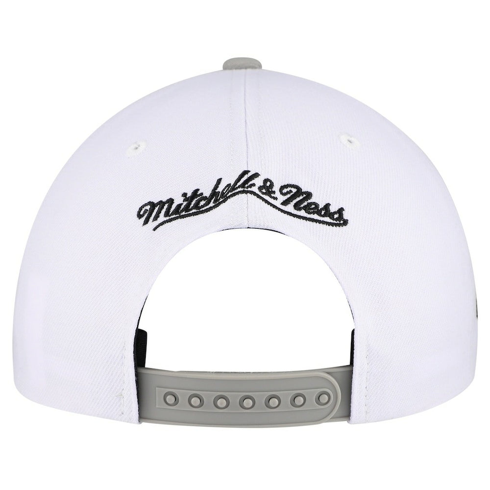 Mitchell & Ness - Chicago Bulls Core Snapback Hat - White