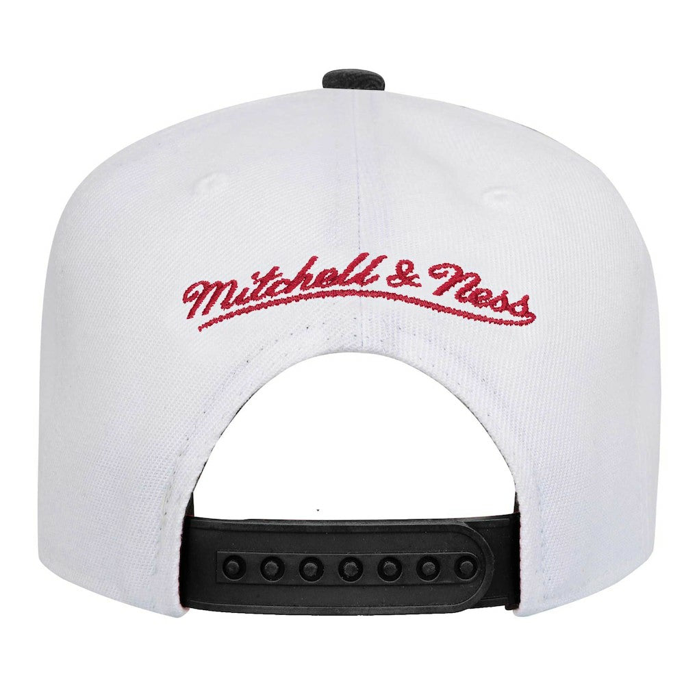 Mitchell & Ness - Chicago Bulls Youth Wave Runner Snapback Hat - White