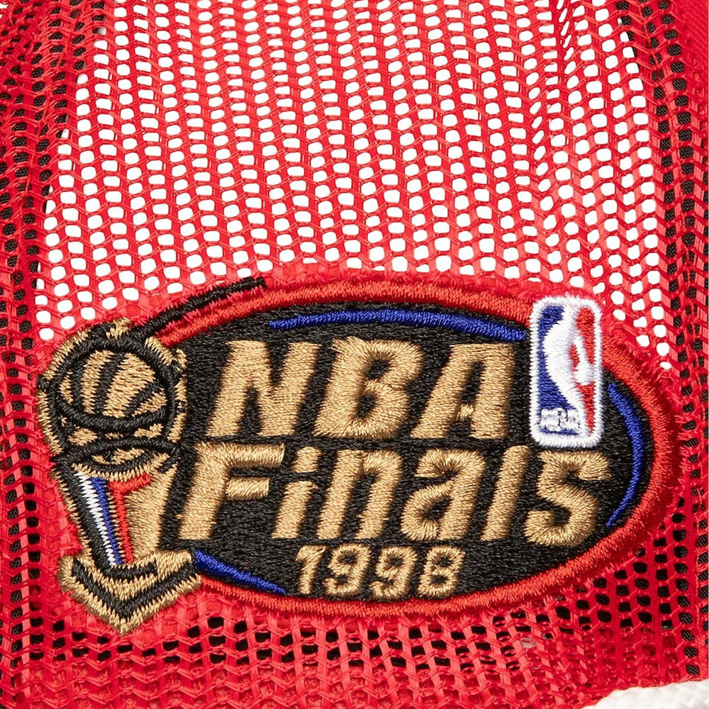 Mitchell & Ness - Chicago Bulls Roper Meshback Trucker Snapback Hat - Red