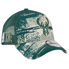New Era - Milwaukee Bucks Tip Off A-Frame Trucker 9FORTY Adjustable Hat - Hunter Green/Cream