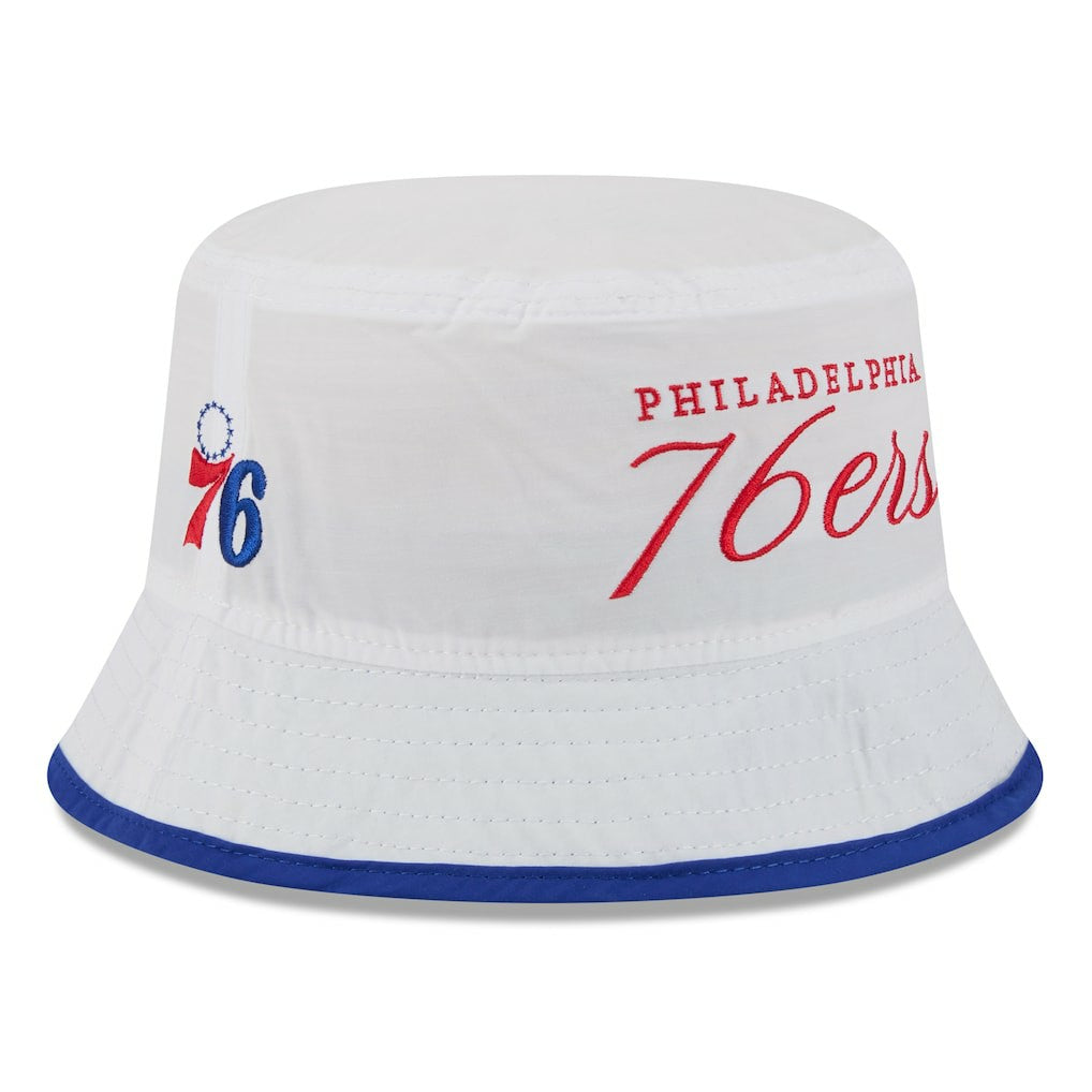 New Era - Philadelphia 76ers 2025 NBA Draft Nylon Bucket Hat - White/Royal