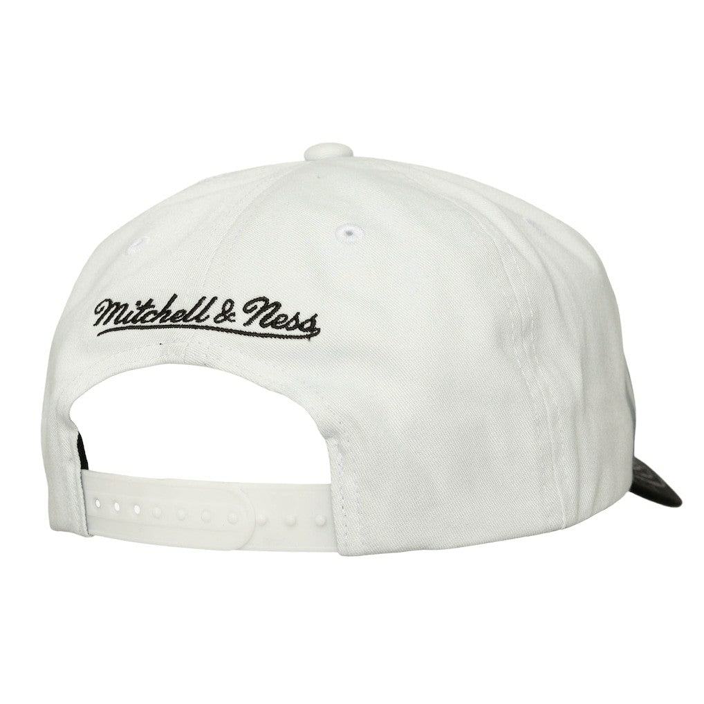 Mitchell & Ness - Chicago Bulls Dip Dye Pro Crown Adjustable Hat - Black/White