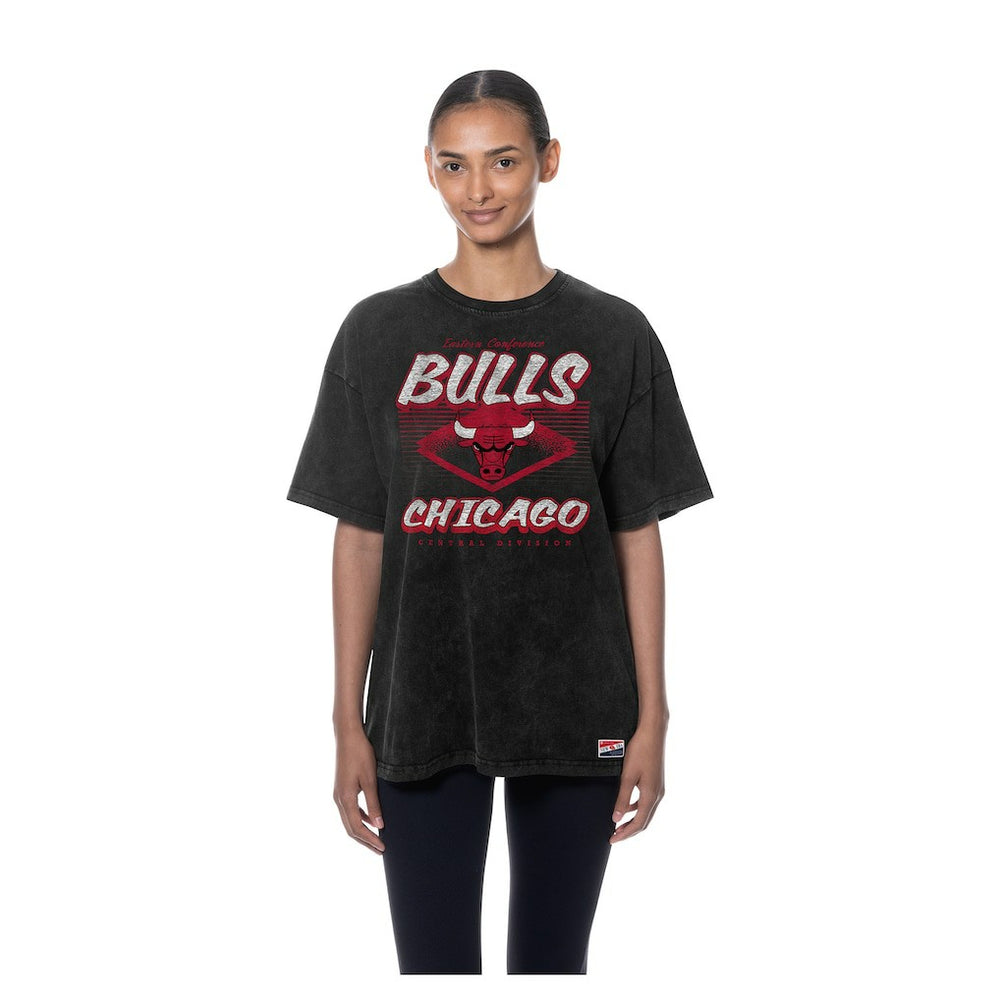 New Era - Chicago Bulls Women's Throwback Mineral Wash Oversized T-Shirt - Black