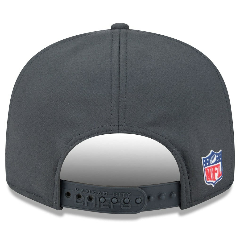 Kansas City Chiefs New Era 2025 Sideline Cold Weather Split Panel 9FIFTY Snapback Hat Charcoal - NFL