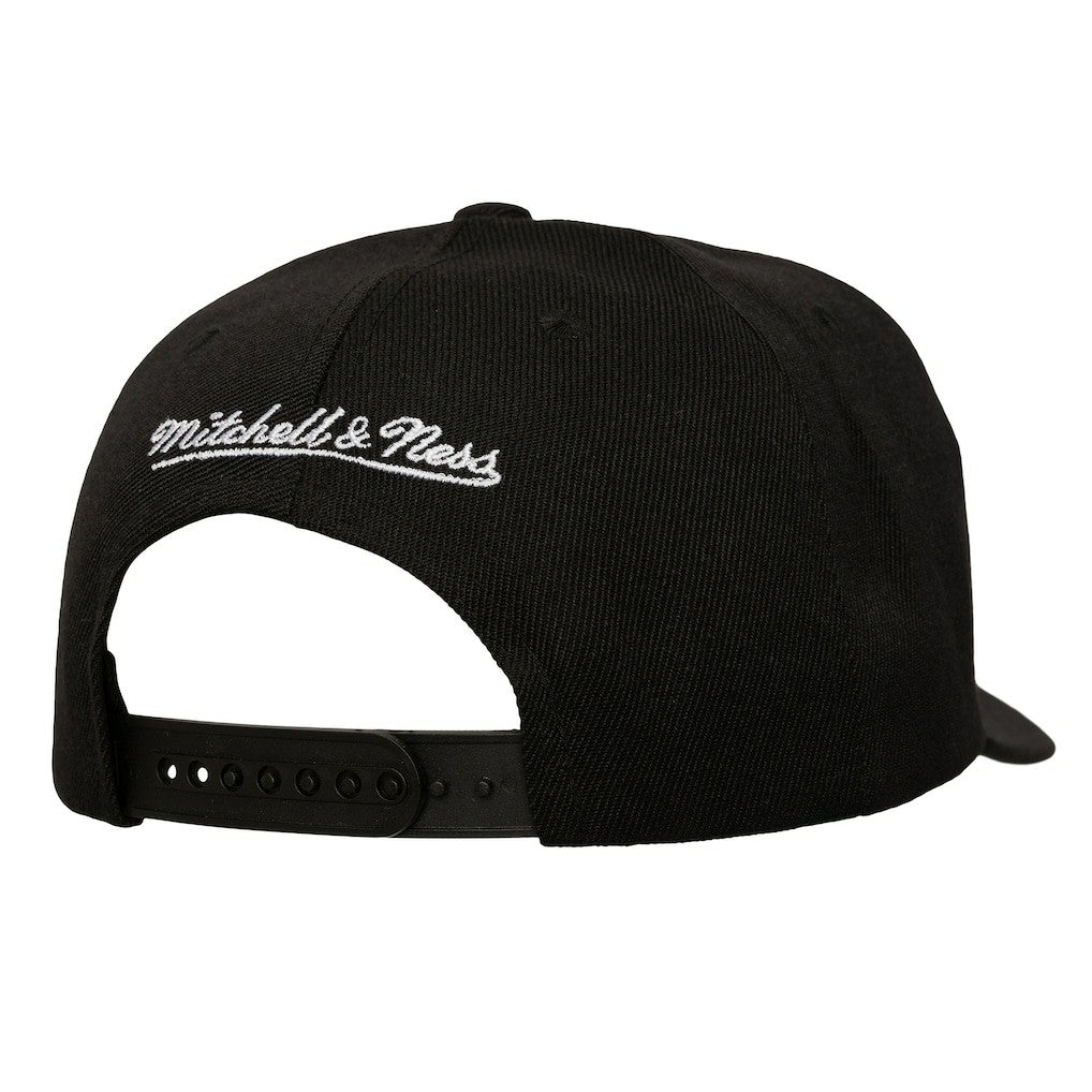 Mitchell & Ness - Chicago Bulls Busted Logo Wordmark Wrap-Around Pro Pinch Adjustable Hat - Black