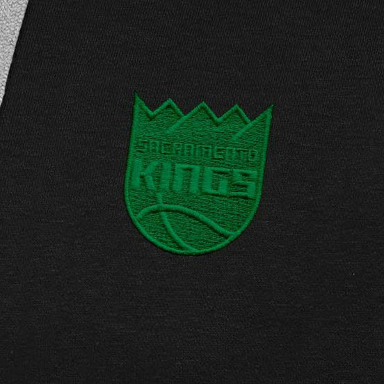 NBA - Sacramento Kings Antigua St. Patrick's Day Victory Raglan Pullover Hoodie - Black