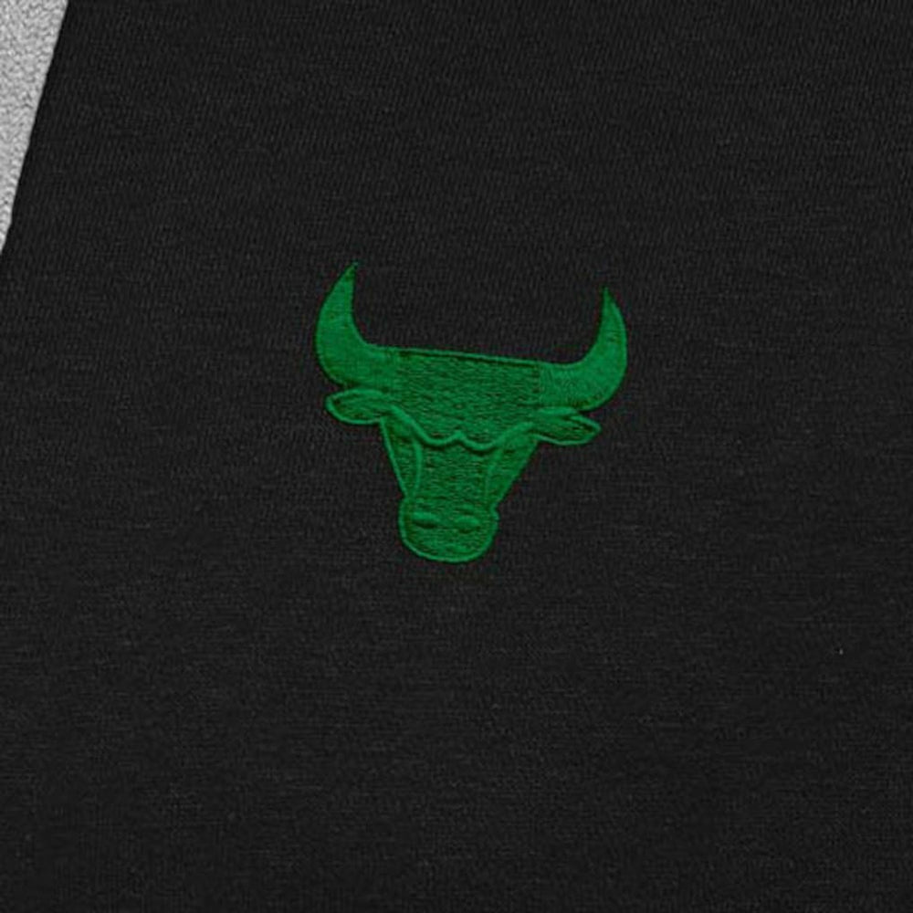 NBA - Chicago Bulls Antigua St. Patrick's Day Victory Raglan Pullover Hoodie - Black