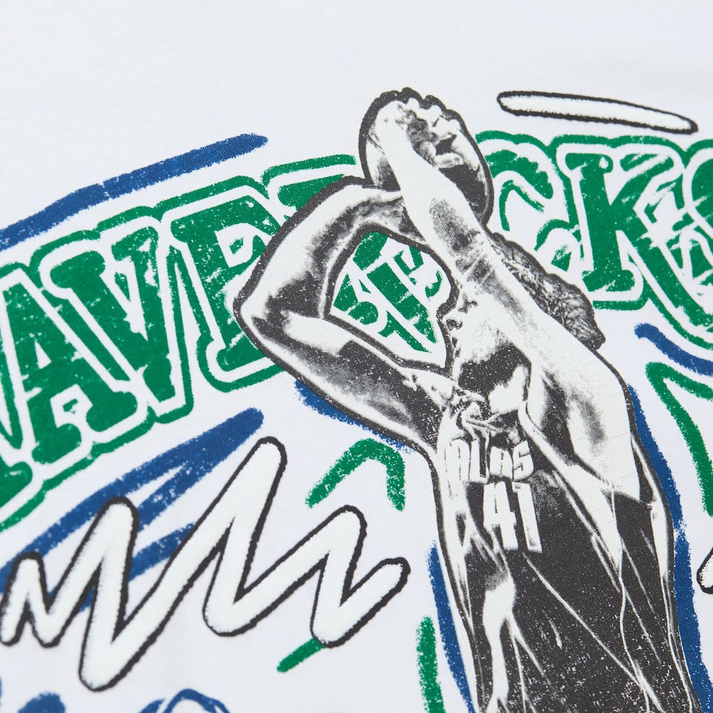 Mitchell & Ness - Dirk Nowitzki Dallas Mavericks Hardwood Classics Chalked Up T-Shirt - White