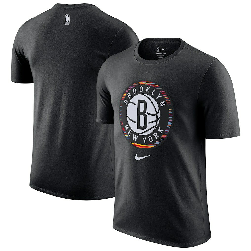 Nike - Brooklyn Nets 2025/26 City Edition Remix Essential Logo T-Shirt - Black