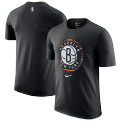 Nike - Brooklyn Nets 2025/26 City Edition Remix Essential Logo T-Shirt - Black