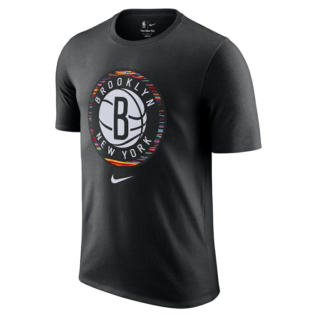 Nike - Brooklyn Nets 2025/26 City Edition Remix Essential Logo T-Shirt - Black