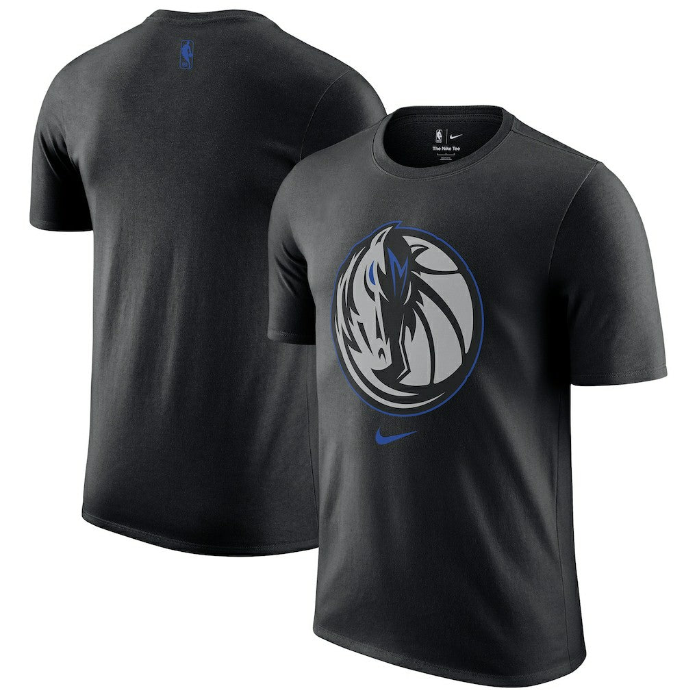 Nike - Dallas Mavericks 2025/26 City Edition Remix Essential Logo T-Shirt - Black