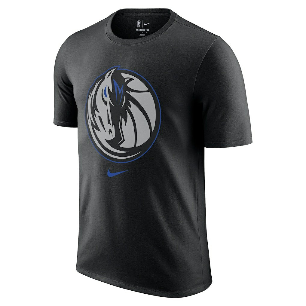 Nike - Dallas Mavericks 2025/26 City Edition Remix Essential Logo T-Shirt - Black