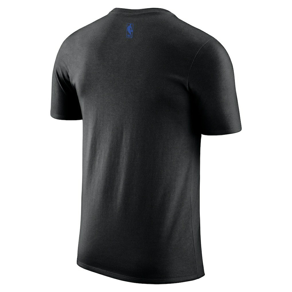 Nike - Dallas Mavericks 2025/26 City Edition Remix Essential Logo T-Shirt - Black