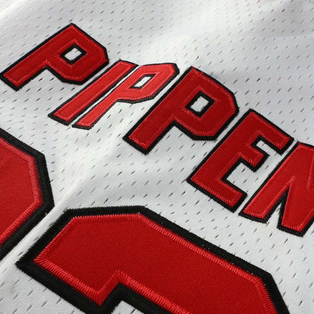 Mitchell & Ness - Scottie Pippen Chicago Bulls Player Mesh V-Neck Shirt - White
