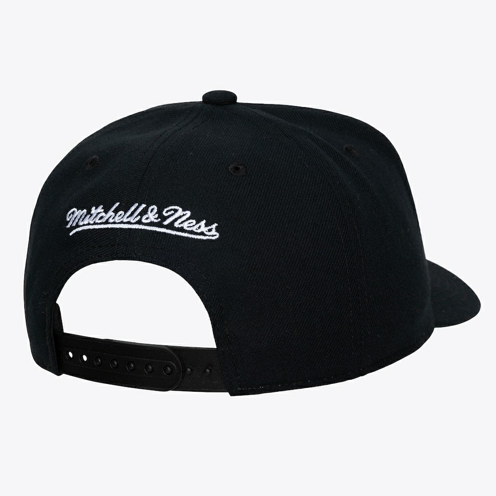 Mitchell & Ness - Chicago Bulls Hardwood Classics Legendary Away Pro-Pinch Adjustable Hat - White