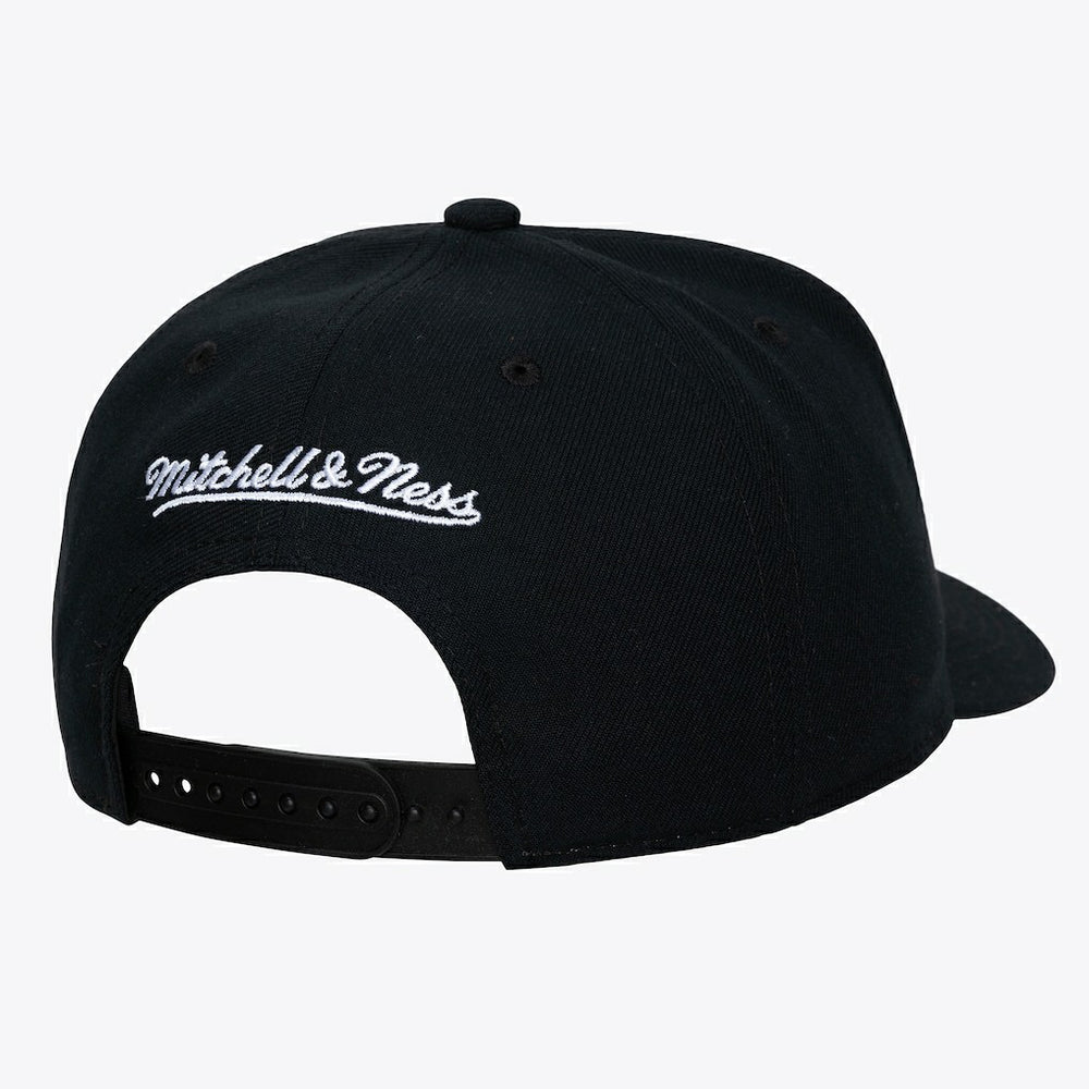 Mitchell & Ness - Chicago Bulls Hardwood Classics Legendary Away Pro-Pinch Adjustable Hat - White