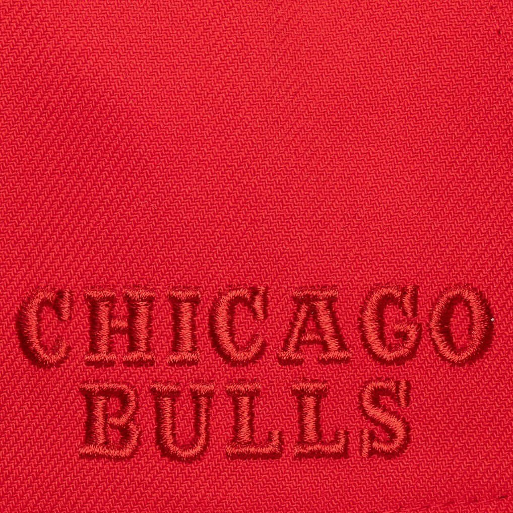 Mitchell & Ness - Chicago Bulls Legendary Home Pro Pinch Snapback Hat - Red