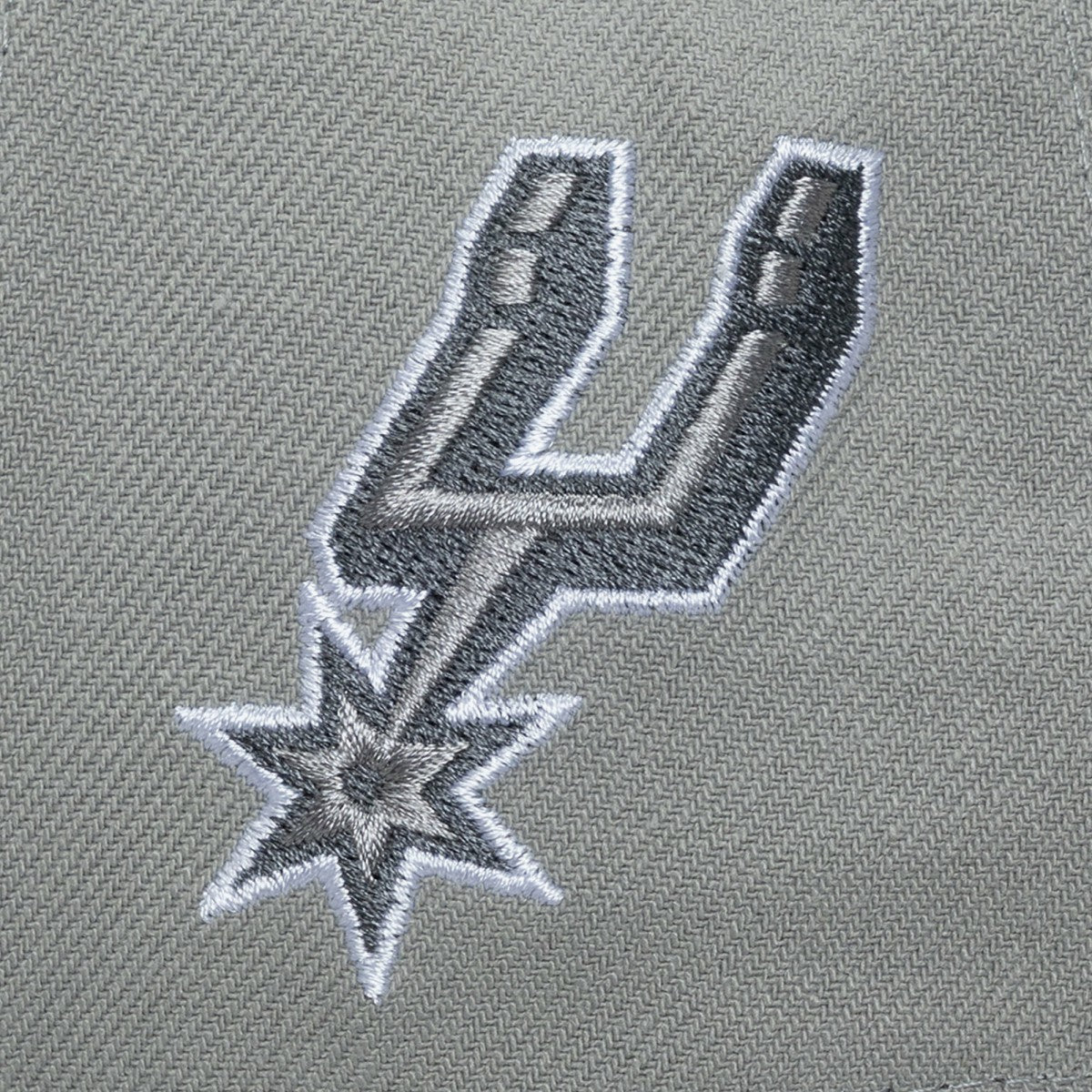 Mitchell & Ness - San Antonio Spurs Thunderstorm Head Coach Pro Crown Snapback Hat - Gray