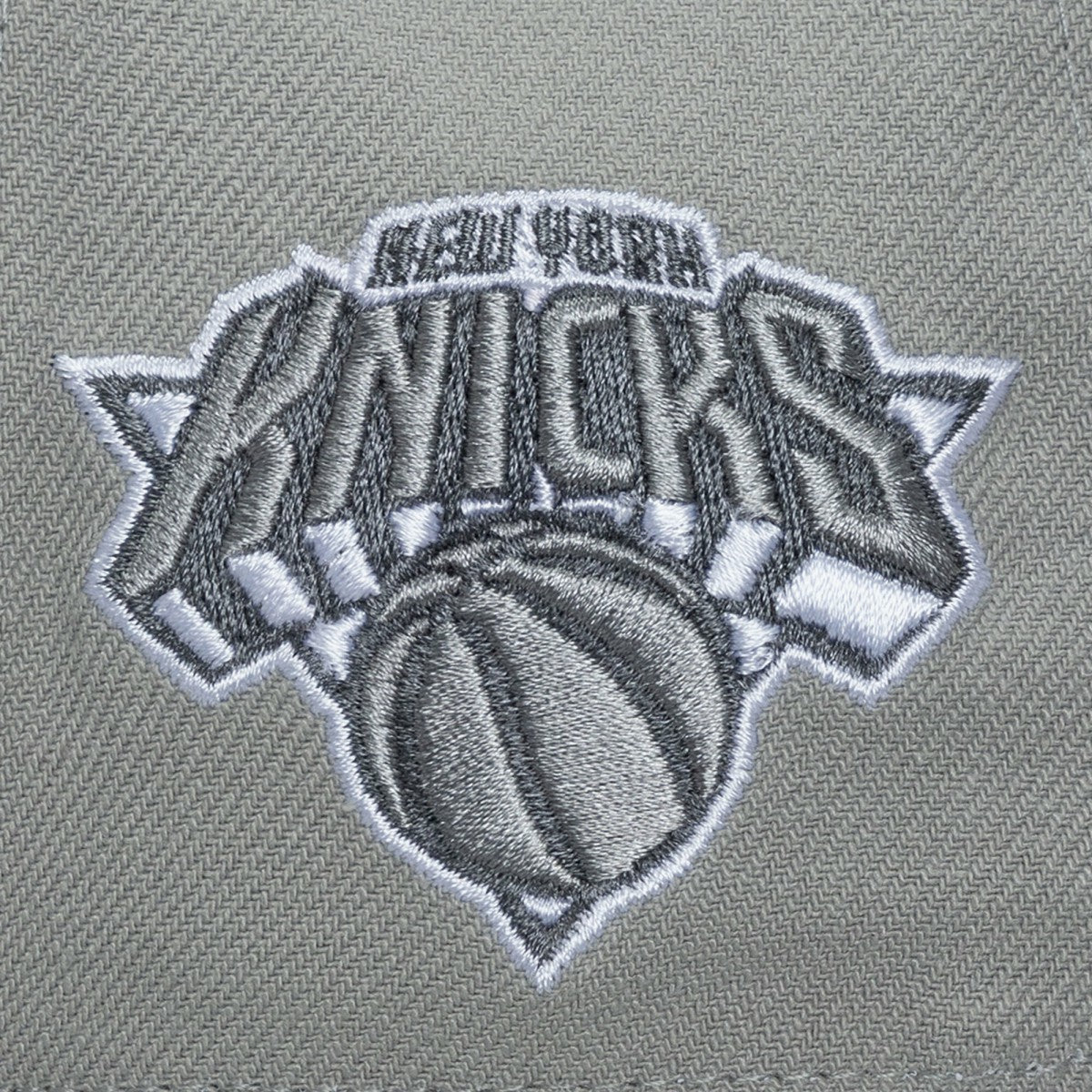 Mitchell & Ness - New York Knicks Thunderstorm Head Coach Pro Crown Snapback Hat - Gray