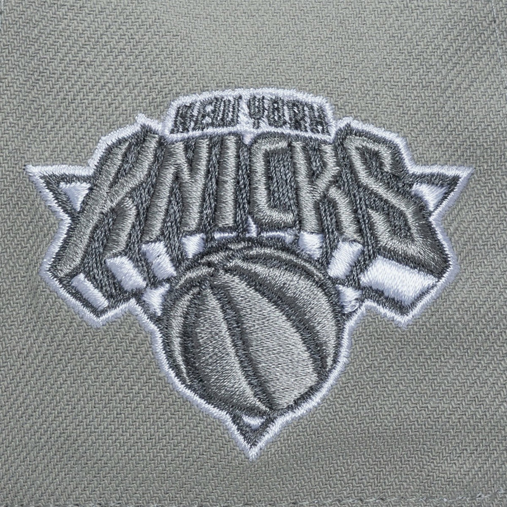 Mitchell & Ness - New York Knicks Thunderstorm Head Coach Pro Crown Snapback Hat - Gray